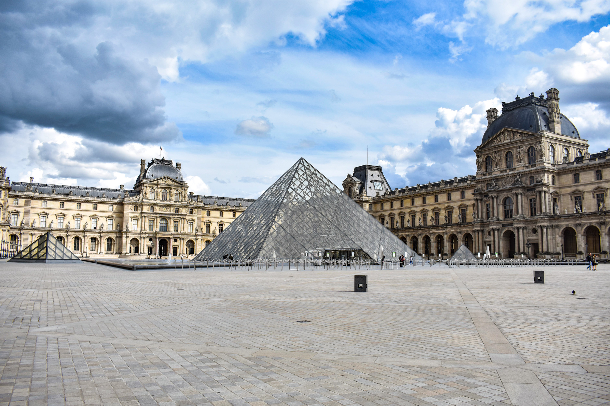 Paris - Exploring the Louvre Museum - Lyssy in the City